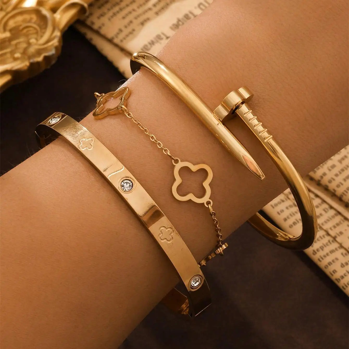 🍀 TwinClover™ – 2PCS French Lucky Clover Bracelet Set